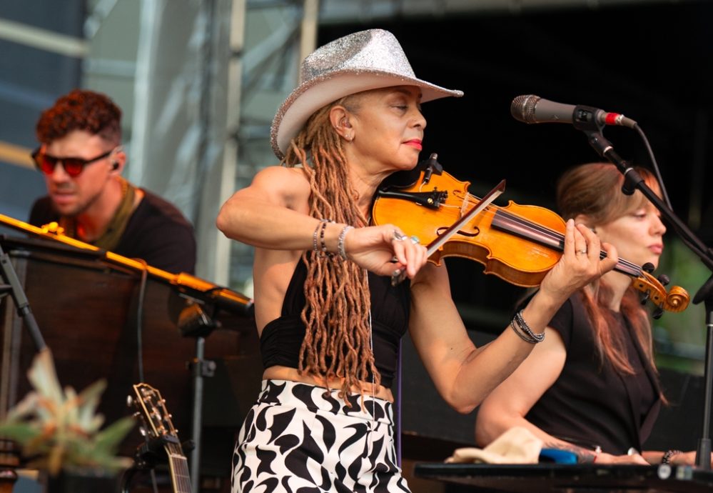Anne Harris (center)
