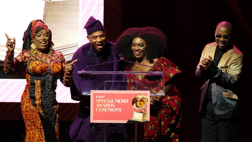 Yemi and Femi Kuti receiving their father's Grammy for Lifetime Achievement